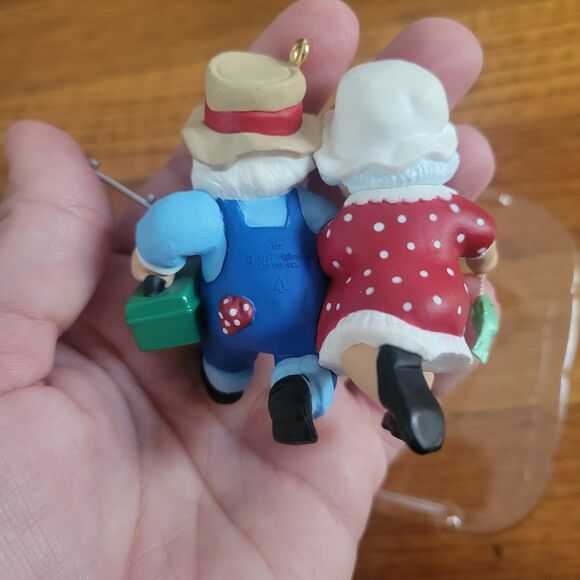 1997 Hallmark Christmas Ornament The Clauses on Vacation - Picture 3 of 3